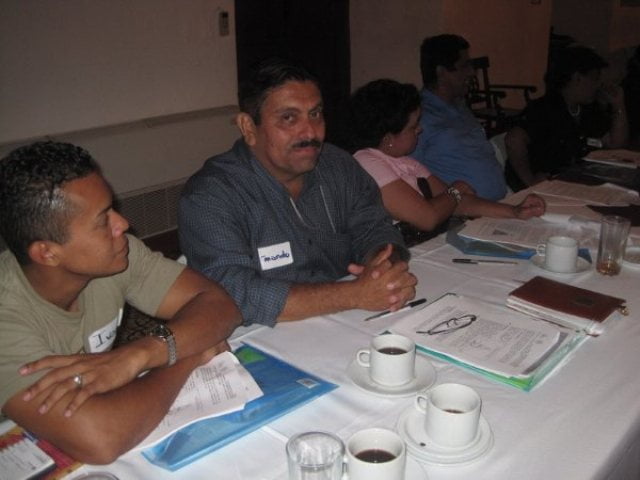 Profesor Armando Espinoza (camisa gris)